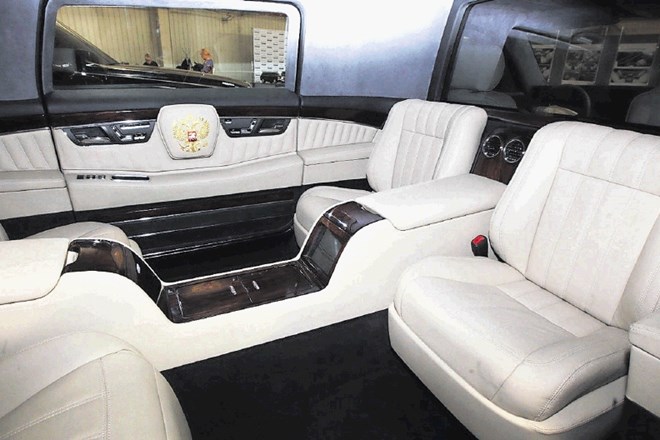 Notranjost Putinovega aurusa senata kortezh je luksuzna, 6,62 metra dolga limuzina zagotavlja udobje z veliko začetnico.