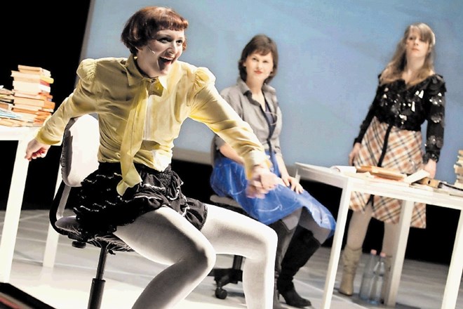 Festival Mesto žensk bo s predstavo Predali zagnal berlinski kolektiv She She Pop.
