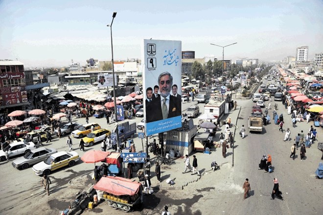 Predvolilni plakat kandidata Abdulaha Abdulaha sredi vrveža v Kabulu poziva k podpori na jutrišnjih predsedniških volitvah.