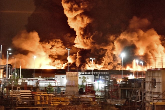 #foto V Franciji pogasili požar v kemični tovarni