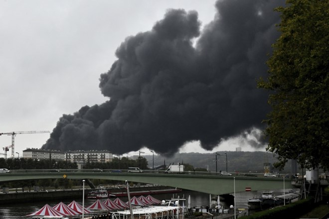 #foto V Franciji pogasili požar v kemični tovarni