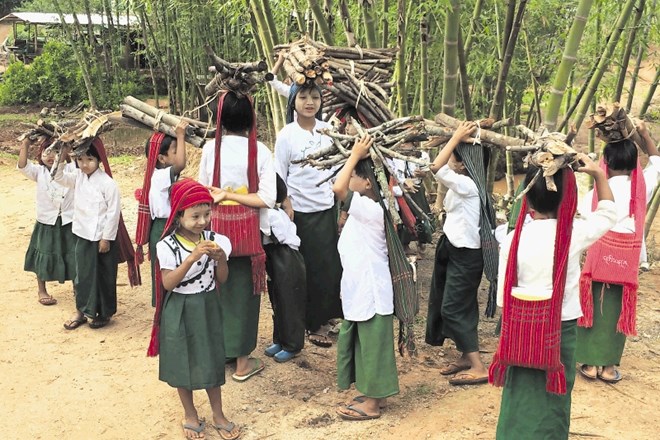 Otrok na fotografiji iz Mjanmara Marenkova ni poučevala, jo je pa očaralo njihovo početje. Nabirali so drva za kurjavo, ki so...
