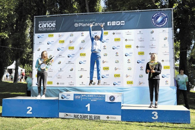 Svetovna prvakinja Eva Terčelj je na zmagovalni stopnički od veselja skočila visoko v zrak.