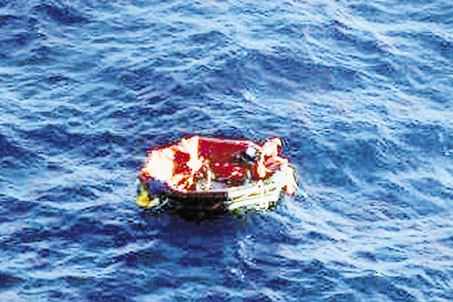 V soboto zjutraj, dva dni zatem, ko je vlačilec potonil, so na enem od reševalnih čolnov našli tri preživele člane posadke.