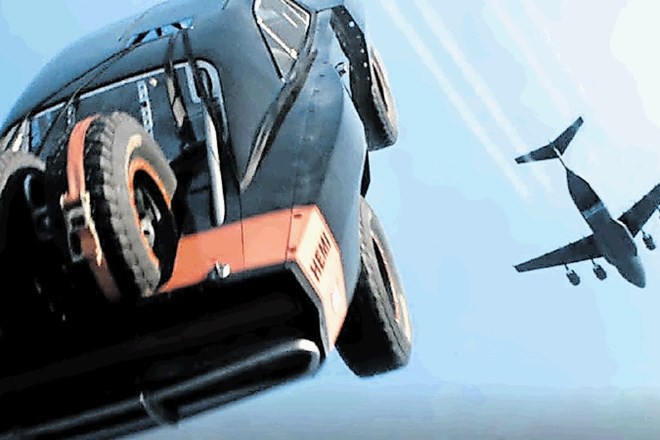 Chargerja so v filmu Furious 7 dejansko, tako kot nekaj drugih avtomobilov, potisnili iz letala in ga posneli pri padanju...