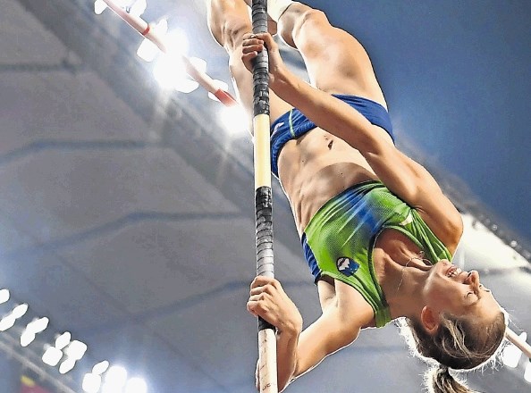 Tina Šutej je v finalu skoka ob palici zasedla 13. mesto.