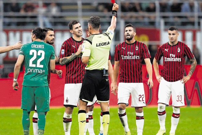 Nogometaši Milana (v rdeče-črnih dresih) so štiri od prvih šestih tekem na italijanskem prvenstvu izgubili prvič po sezoni...