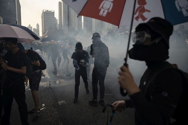 V Pekingu parada, v Hongkongu bojno polje