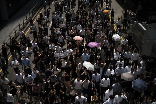 V Hongkongu po streljanju na izgrednike spontani protesti