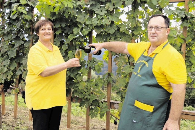 Predsednica vinogradniškega društva Lisec Dobrnič Anica Maraž (levo) je takole s kozarcem  »fermentirane pijače iz grozdja...