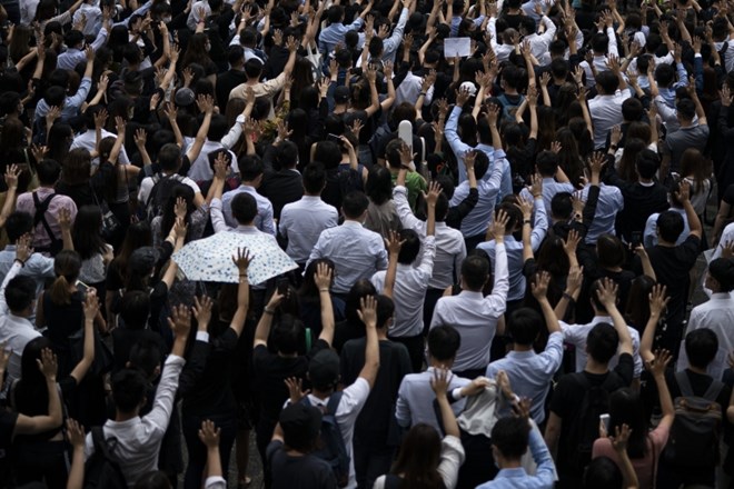 V Hongkongu po streljanju na izgrednike spontani protesti