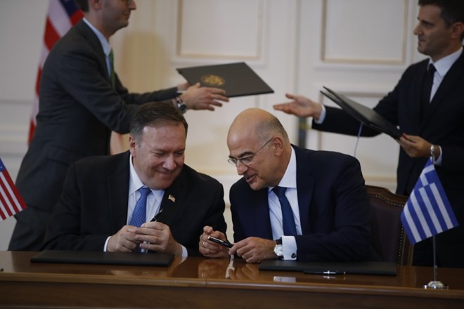 Grški zunanji minister Nikos Dendias z ameriškim sekretarem Mikeom Pompeom.