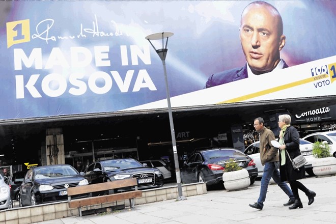 Predvolilni plakat Ramusha Haradinaja nagovarja volilce v Prištini.