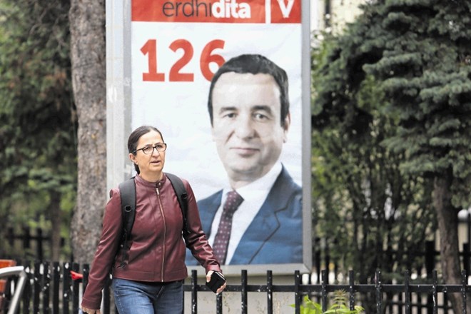 Predvolilni plakat Albina Kurtija in njegovega Gibanja Samoodločba, ki se lahko nadeja  relativne zmage, nagovarja volilce v...