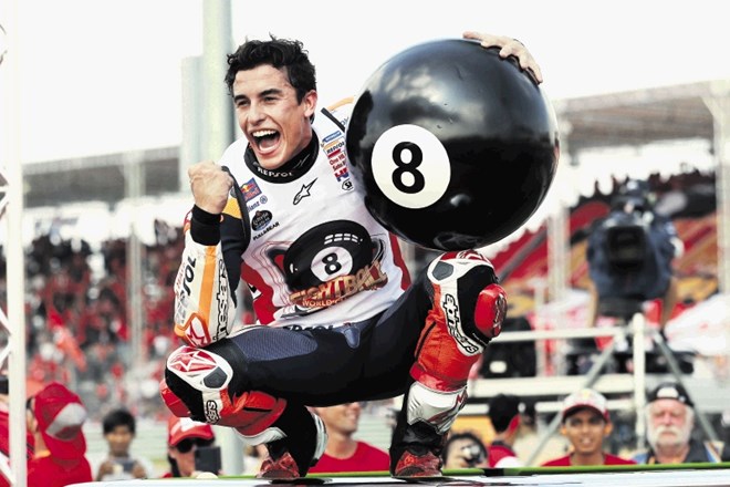 Marc Marquez je proslavil osmi naslov svetovnega prvaka s črno biljardno kroglo.