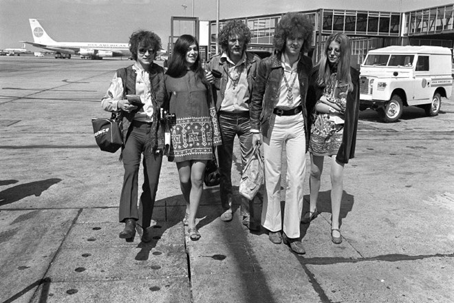 20. avgust 1967: člani skupine The Cream na londonskem letališču Heathrow Airport na poti na ameriško turnejo. Z leve:...