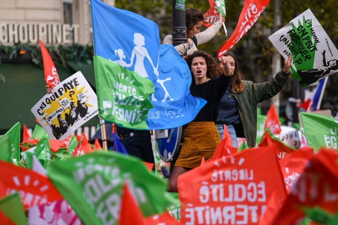V Parizu množični protesti proti novi zakonodaji o umetni oploditvi