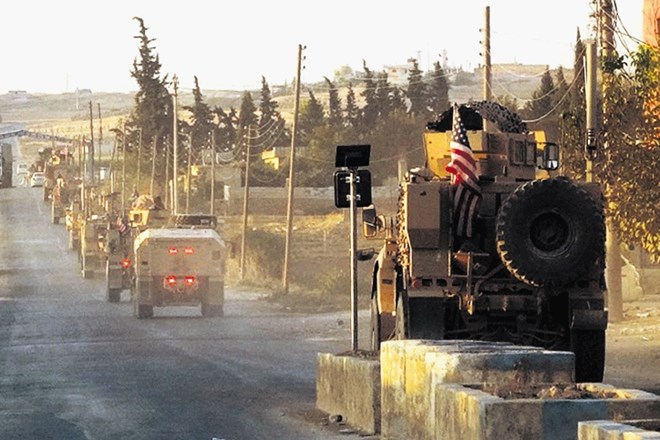 Ameriška vojaška vozila na cesti na severovzhodu Sirije, od koder so se ZDA včeraj začele umikati.