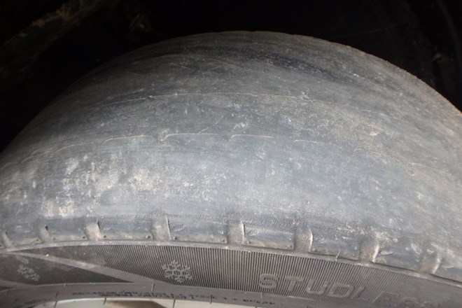 #foto Vozil s tako obrabljenimi pnevmatikami, da je bila vidna podloga iz tkanine