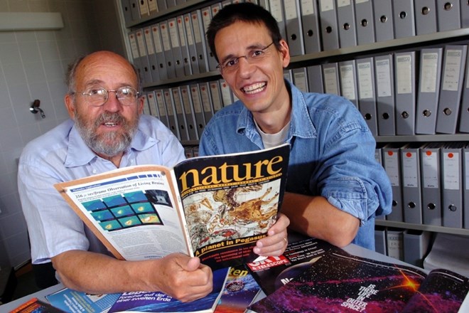 Švicarska astrologa Michel Mayor (levo) in Didier Queloz (desno), ki sta poleg Jamesa Peeblesa prejela nobelovo nagrado za...