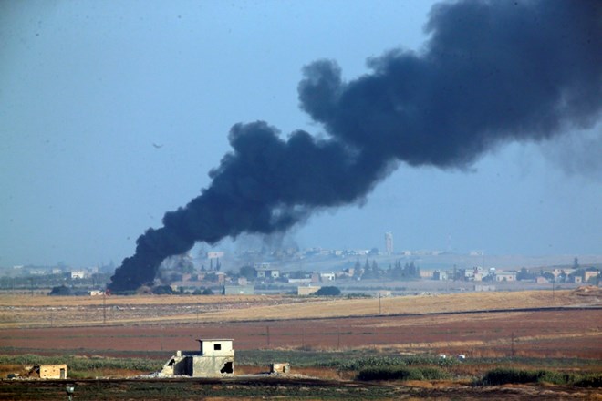 Pogled iz Turčije proti Siriji, kjer se dviga dim po začetku napadov v okviru operacije Izvir miru.