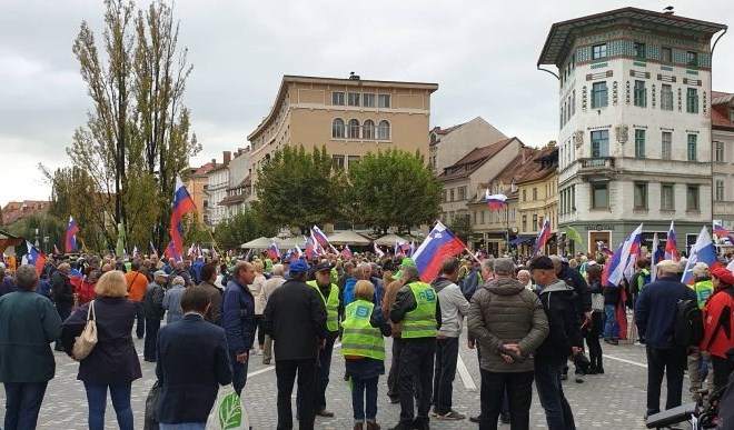 #foto Dva do tri tisoč ljudi na shodu Rešimo Slovenijo