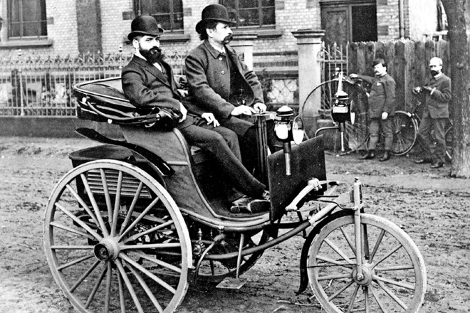 Prvi serijski avto benz patent-motorwagen je bil z maksimalno hitrostjo 16 km/h počasnejši, kot je lahko tekel človek.