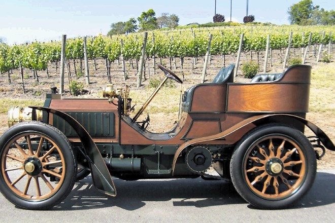 Leta 1902 so predstavili mercedes simplex, s hitrostjo 117 km/h najhitrejši avto tistega desetletja, namenjen aristokratom.