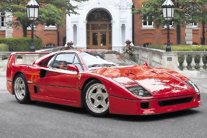Ferrari F40 je bil dirkaški avto za običajno cesto, načrtovali so proizvodnjo 400 enot, na koncu so jih izdelali 1311.