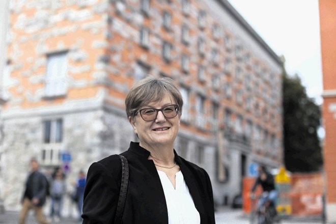Dr. Marjeta Ciglenečki, nova urednica zbirke Umetnine na dlani Založe ZRC: »Da se piše družbeno angažirano, je bil eden od...