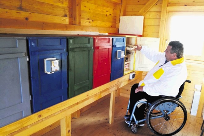 Čebelarji invalidi iz Društva paraplegikov Prekmurja in Prlekije so lani pridelali več kot dvesto kilogramov medu, letos pa...