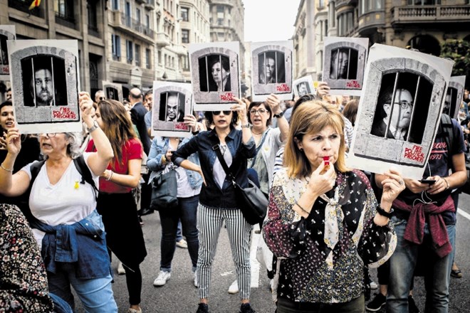 Protestniki v Barceloni držijo plakate z obrazi obsojenih za rešetkami na demonstracijah proti razsodbi španskega vrhovnega...