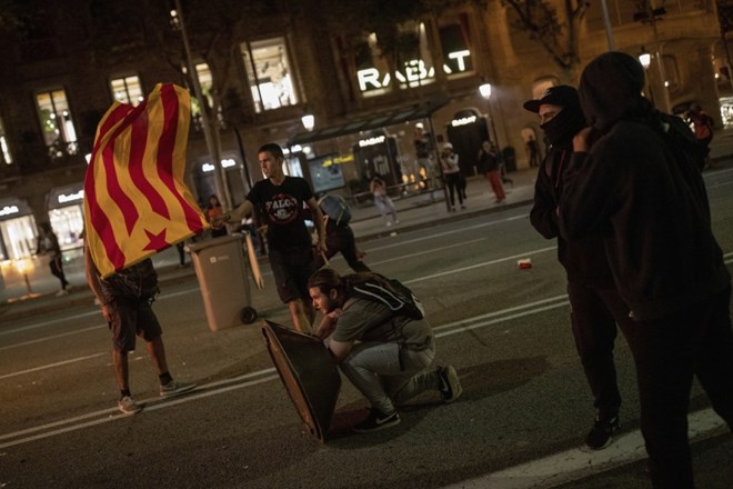 Na tretji dan protestov v Kataloniji tisoči krenili proti Barceloni