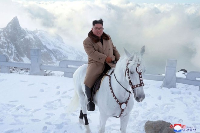 #foto Kim Jong Un v Putinovem slogu poziral na konju
