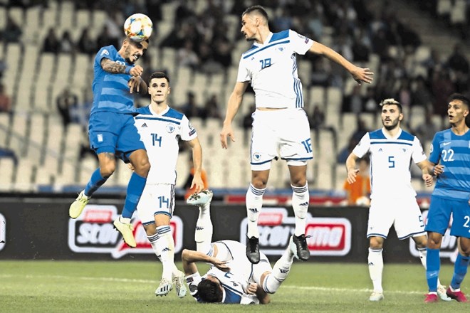 Nogometaši Bosne in Hercegovine (v belih dresih) imajo le še teoretične možnosti za preboj  na evropsko prvenstvo.