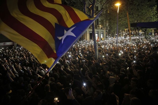 Na tretji dan protestov v Kataloniji tisoči krenili proti Barceloni