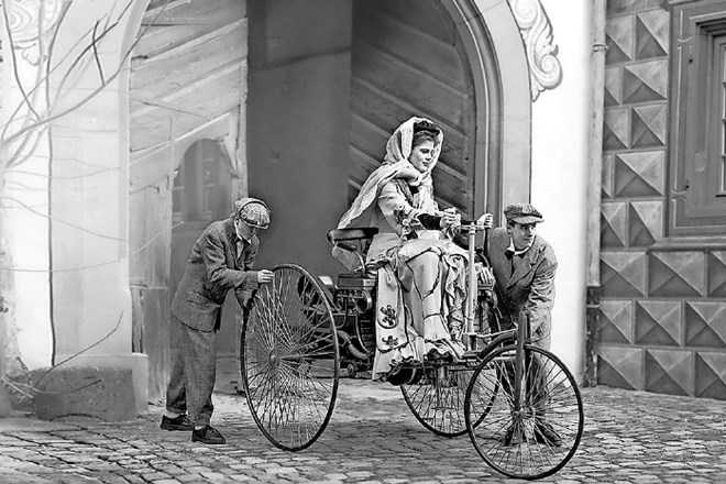 Prvo daljšo vožnjo je opravila  Bertha Benz, na 96 kilometrov dolgo pot od Mannheima do Pforzheima pa je vzela tudi svoja...