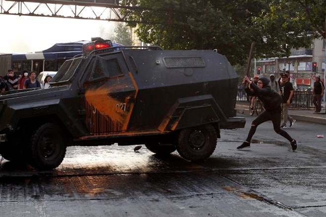 Zaradi nasilnih protestov predsednik Čila v prestolnici razglasil izredne razmere