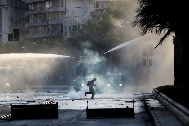 V nasilju na protestih v Čilu trije mrtvi
