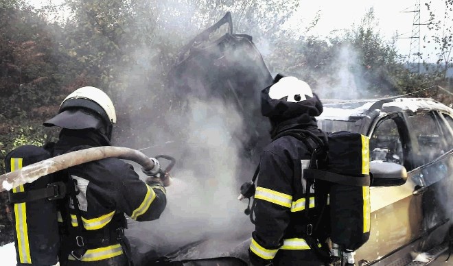 Domnevni avto za pobeg sta storilca zažgala ob lokalni cesti pri Lukovici, pogasili so ga lokalni prostovoljni gasilci.