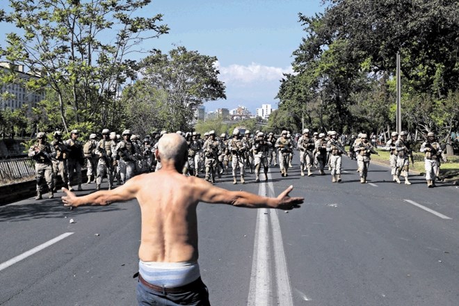 Številni Čilenci so izzivali policijo in kršili policijsko uro v znamenje protesta proti vladi. Predsednik Pinera je vojsko...