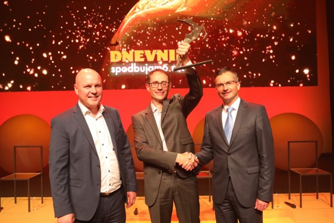 Priznanje zlata gazela 2019 je prokuristu zmagovalnega podjetja Virs Alešu Puklavcu (na sredini) izročil predsednik vlade...