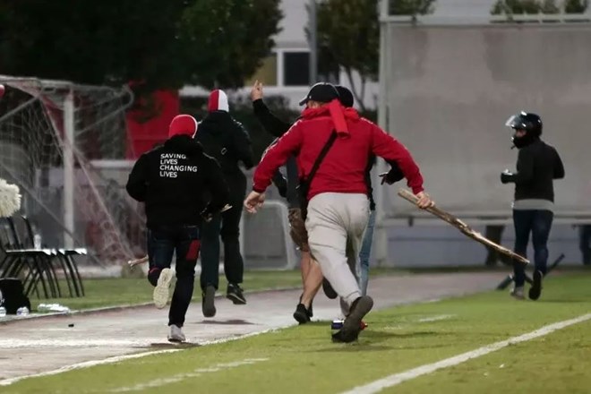 #video Odgovor mladincev Bayerna in Olympiacosa na brutalen napad huliganov