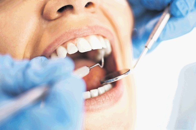 Krvavitev dlesni še ne pomeni nujno znaka parodontalne bolezni, vendar to skrb lahko odpravi samo zobozdravnik s preprostim...