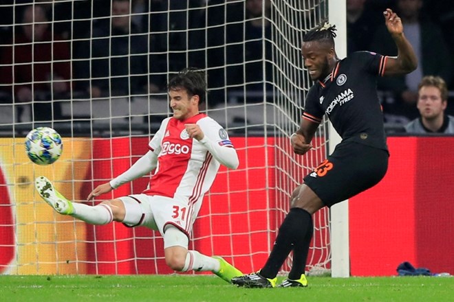 Michyj Batshuayi je poskrbel za prvi poraz Ajaxa v sezoni.