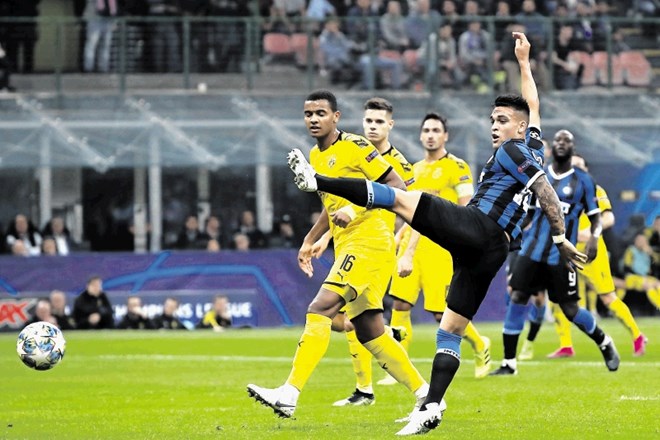 Lautaro Martinez (v črno-modrem dresu) je pri starosti 22 let in 62 dni postal najmlajši nogometaš Interja po Obafemiju...