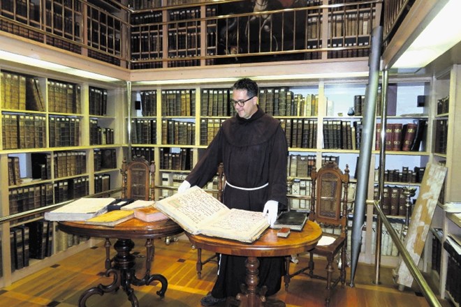Frančiškanska knjižnica – za obiskovalce je dostopen le del – hrani 22.000 enot gradiva, tudi 39 inkunabul (prvostiskov, pred...