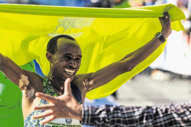 Etiopijec Kelkile Gezahegn Woldaregay je zmagal med atleti na 42 kilometrov.