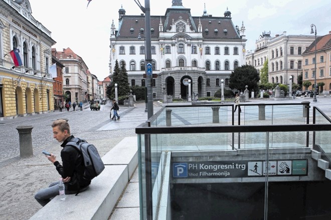 Na ministrstvu za izobraževanje in na Univerzi v Ljubljani (na fotografiji) razmišljajo o omejitvi višine dodatnih prejemkov:...