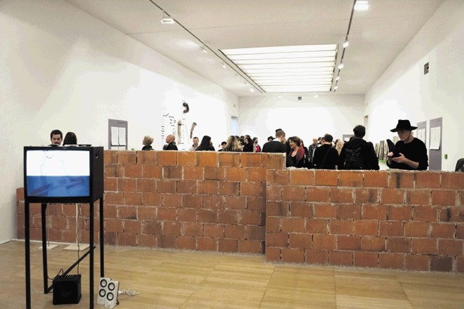 Zid Petra Raucha   preprečuje obiskovalcu, da bi se sprehodil do konca razstavne dvorane.
